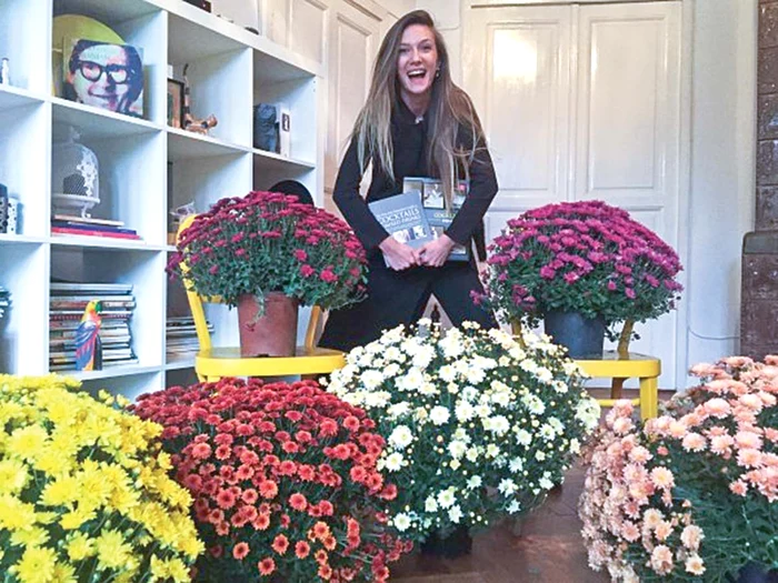 Adela s-a trezit cu zeci de ghivece şi buchete de flori