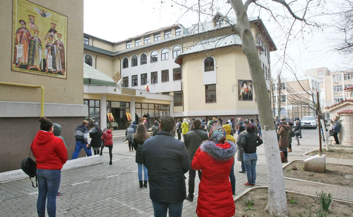 
     La seminarul de la  mânăstirea Radu Vodă  zeci de oameni ascultau  slujba la megafoane  fotografii: Mihai Ionescu   