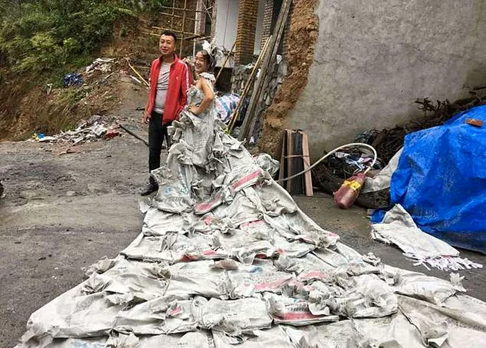Mireasa Tan Lili a realizat rochia în mai puţin de trei ore, în timp ce făcea de mâncare