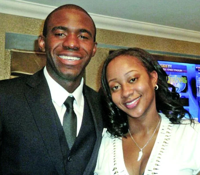 
    Muamba s-a prăbuşit pe gazon în meciul cu Tottenham - Bolton,  din Cupa Angliei. El a fost scos în  stare de inconştienţă de pe teren  