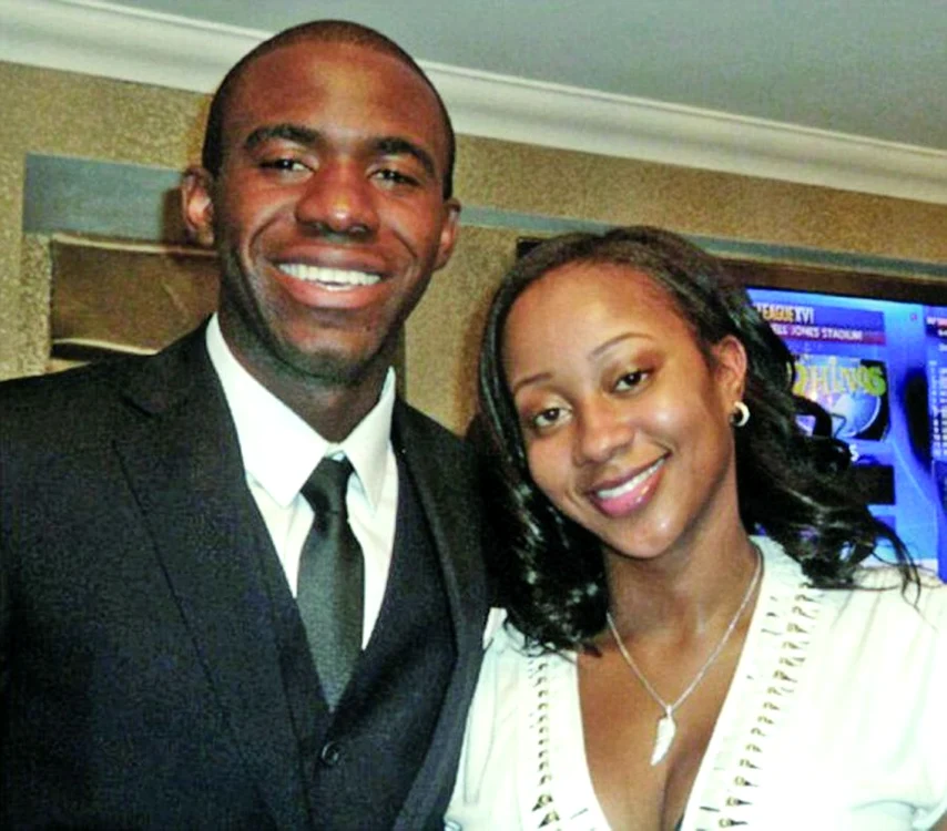 
    Muamba s-a prăbuşit pe gazon în meciul cu Tottenham - Bolton,  din Cupa Angliei. El a fost scos în  stare de inconştienţă de pe teren  