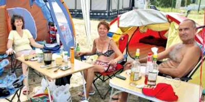 An de an, familia Nae din Bucureşti îşi petrece vacanţa pe litoral, la cort 