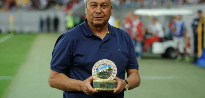 Mircea Lucescu a primit trofeul pentru cel mai bun antrenor al sezonului trecut, înaintea Supercupei cu Dinamo Kiev. FOTO shakhtar com