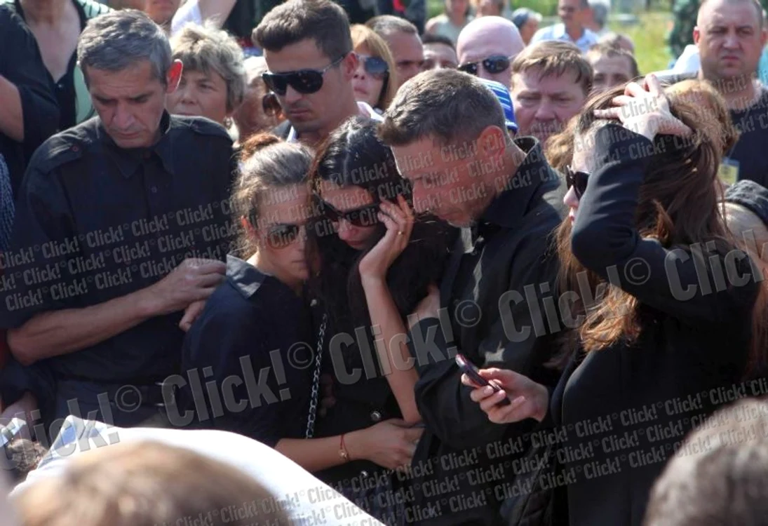 Monica Gabor a stat tot timpul cu telefonul în mână la înmormântarea mamei (Foto: Roberto Sălceanu)