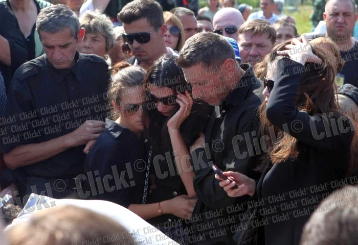 Monica Gabor a stat tot timpul cu telefonul în mână la înmormântarea mamei (Foto: Roberto Sălceanu)