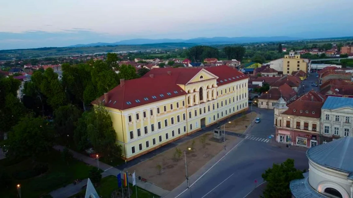 Mall la Lugoj. Transformarea spectaculoasă a clădirii fostei prefecturi judeţului Severin