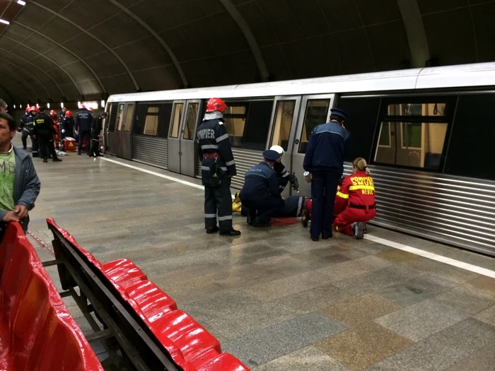 Bărbatul se află prins sub metrou
