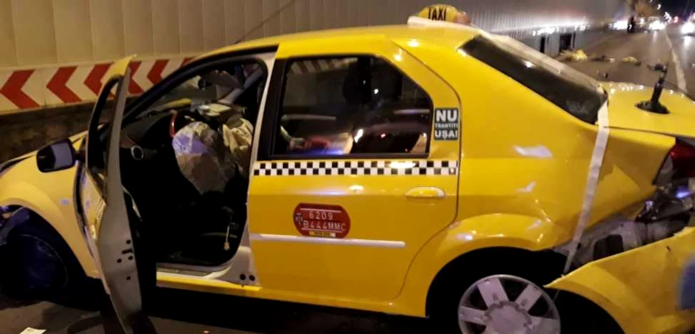 Maşina condusă de poliţistă a suferit daune serioase