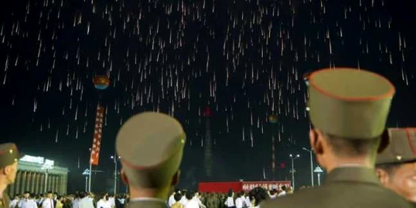 Focuri de artificii si dansuri la Phenian pentru sarbatorirea testului de racheta intercontinentala FOTO AFP