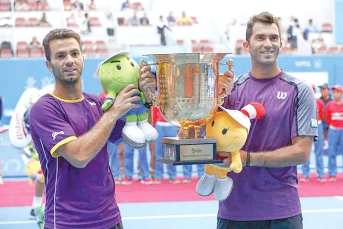 
    Julien Rojer şi Horia  Tecău s-au fotografiat  cu trofeele primite  la Beijing  