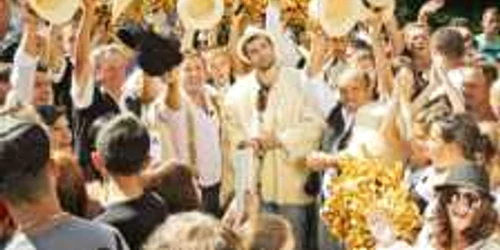 Smiley şi Pavel Bartoş,  prezentatorii emisiunii  „Românii au talent“,  înconjuraţi de participanţi