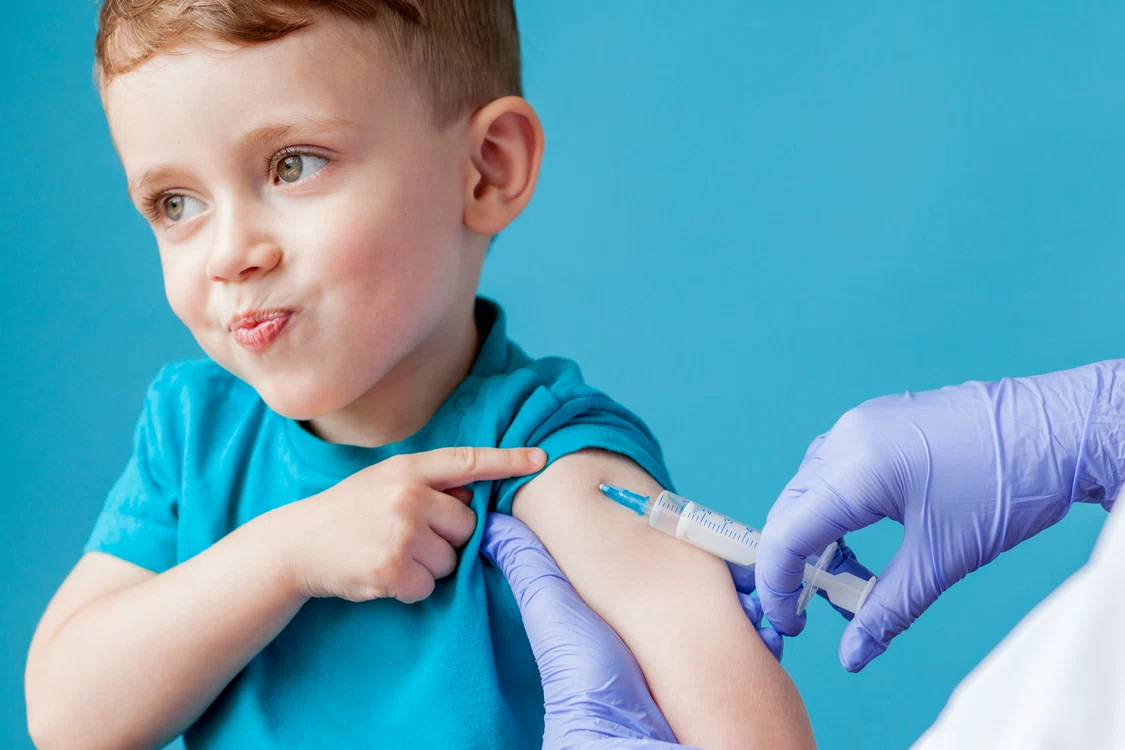 Copil în timp ce este vaccinat
