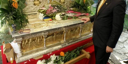 Florin Epure la racla cu moastele lui C Brancoveanu Arhiva personala jfif