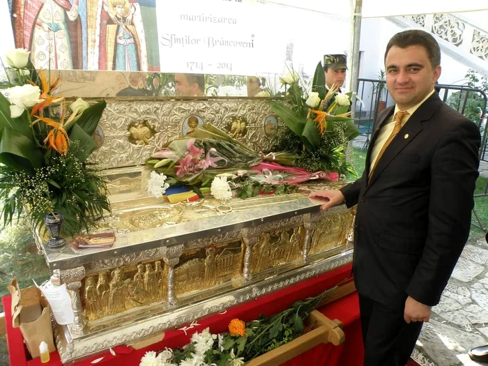 Istoricul Florin Epure la racla cu moastele lui Constantin Brâncoveanu Arhiva personala