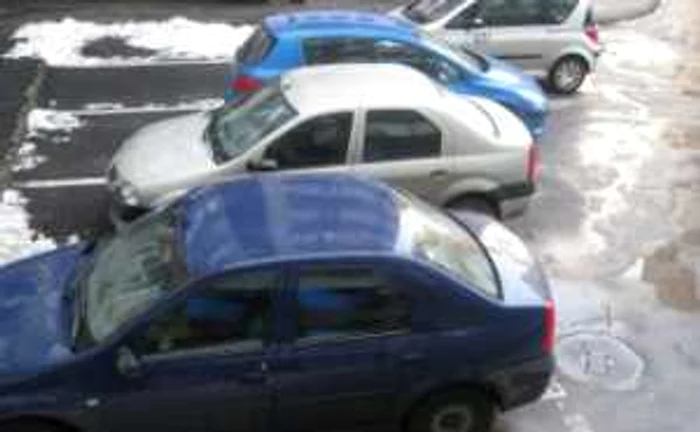 Tot mai mulţi şoferi se plâng că le sunt zgâriate maşinile, foto Dora Sider