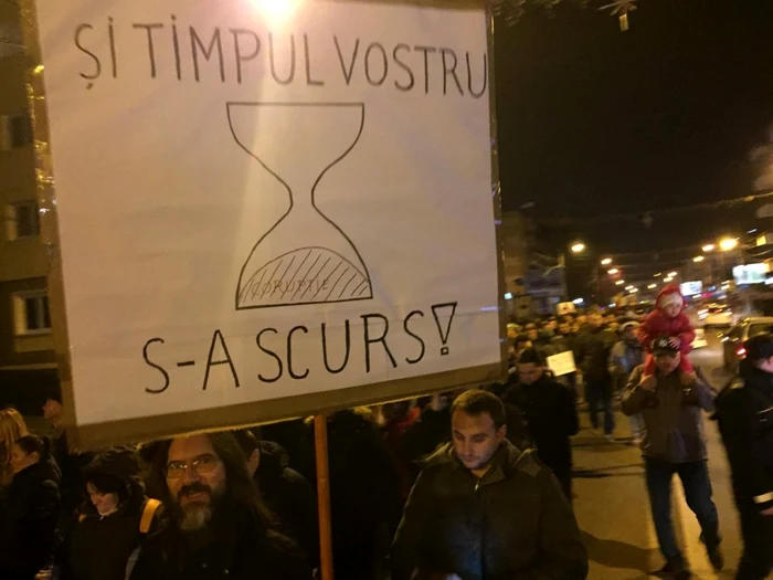 Peste 4.000 de sibieni au ieşit în stradă duminică seara FOTO Silvana Armat