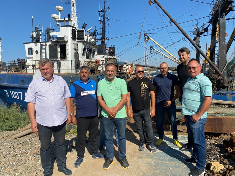 Minele marine falimentează afacerile pescarilor. „Am pierdut o zi de pescuit. Până vin instituțiile, durează”