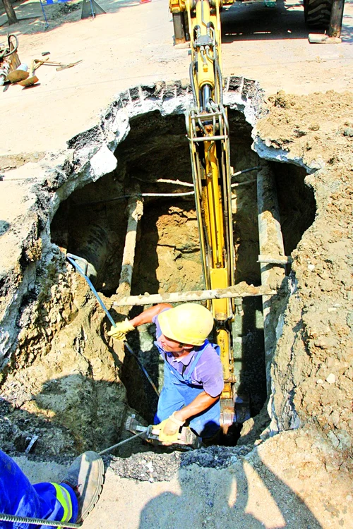 
    "S-a surpat noaptea. Bine că nu a căzut nimeni în groapă"  