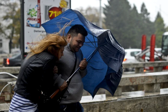 Vânt puternic în zonele de munte. FOTO: Mediafax