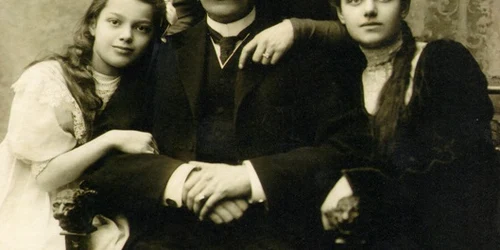 Livia Maiorescu cu sotul si cele doua fiice Livia Emilia si Janina Klara foto Evenimentul Muscelean jpg