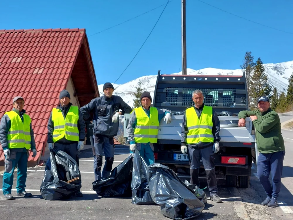 Zeci de saci cu deşeuri au fost adunate din Rânca                                                 Foto: Constantin Pănescu