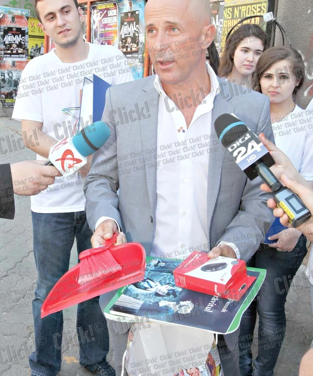 
    Mugur Mihăescu s-a întors  acasă cu darul pregătit  pentru Marian Vanghelie (Fotografii: Florin Şuler)  