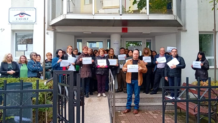 Angajații CJAS Olt au protestat în fața instituției FOTO: Adevărul