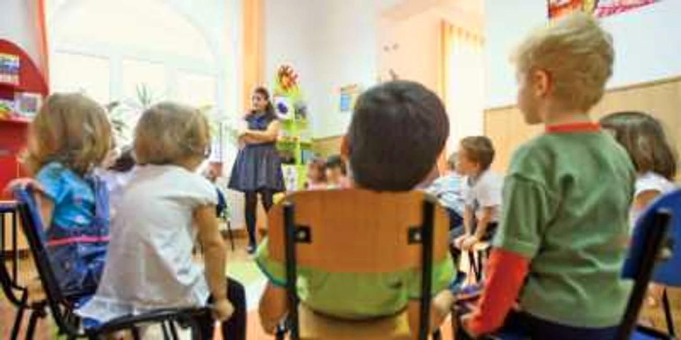 Educatoarea Camelia Agachi face adunarea de dimineaţă 