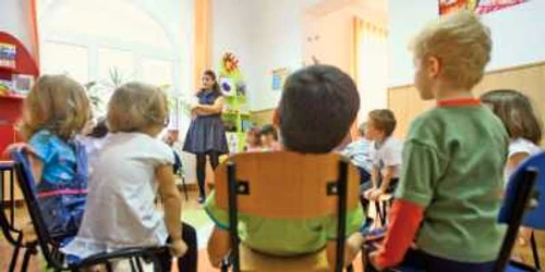 Educatoarea Camelia Agachi face adunarea de dimineaţă