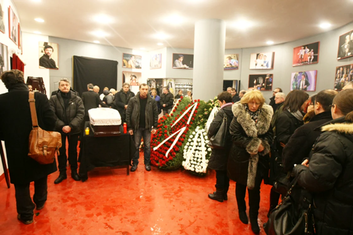 În foaierul Teatrului Nottara, George Alexandru a fost aplaudat pentru ultima de foarte mulți prieteni și colegifoto: Dorin Constanda