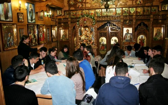 Tinerii s-au pregătit în biserică pentru examenul de Bacalaureat FOTO: Ştefan Borcea