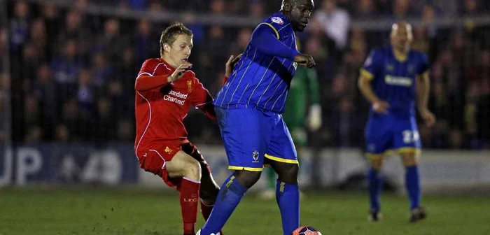 Adebayo Akinfenwa (dreapta) pare a fi dublu în comparaţie cu Lucas Leiva, de la Liverpool FOTO AFP