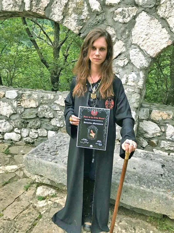 Prietena lui Andreas e şi ea membră a Ordinului  Dragonilor