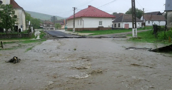 Apele revărsate au afectat mai multe gospodării FOTO ISU Braşov