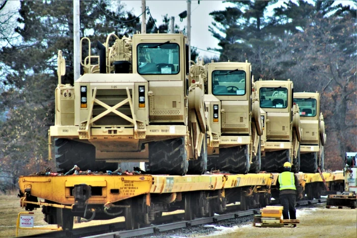 Militarii americani încărcând utilajele pentru exerciţiul  Resolute Castle 2019 FOTO U.S. Army  by Scott T. Sturkol, Public Affairs Office, Fort McCoy, Wis.