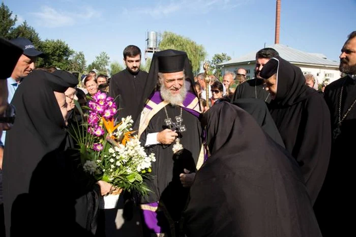 Arhiepiscopul Dunării de Jos, înconjurat de măicuțe FOTO: Arhiepiscopia Dunării de Jos