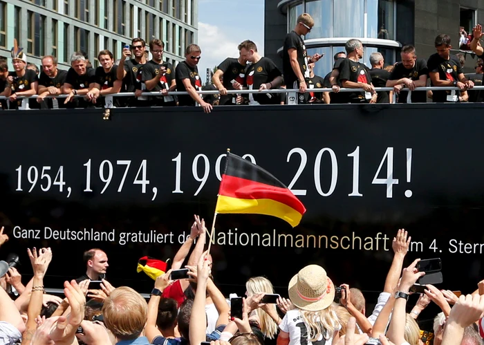 Autocarul descoperit care i-a transportat pe nemţi