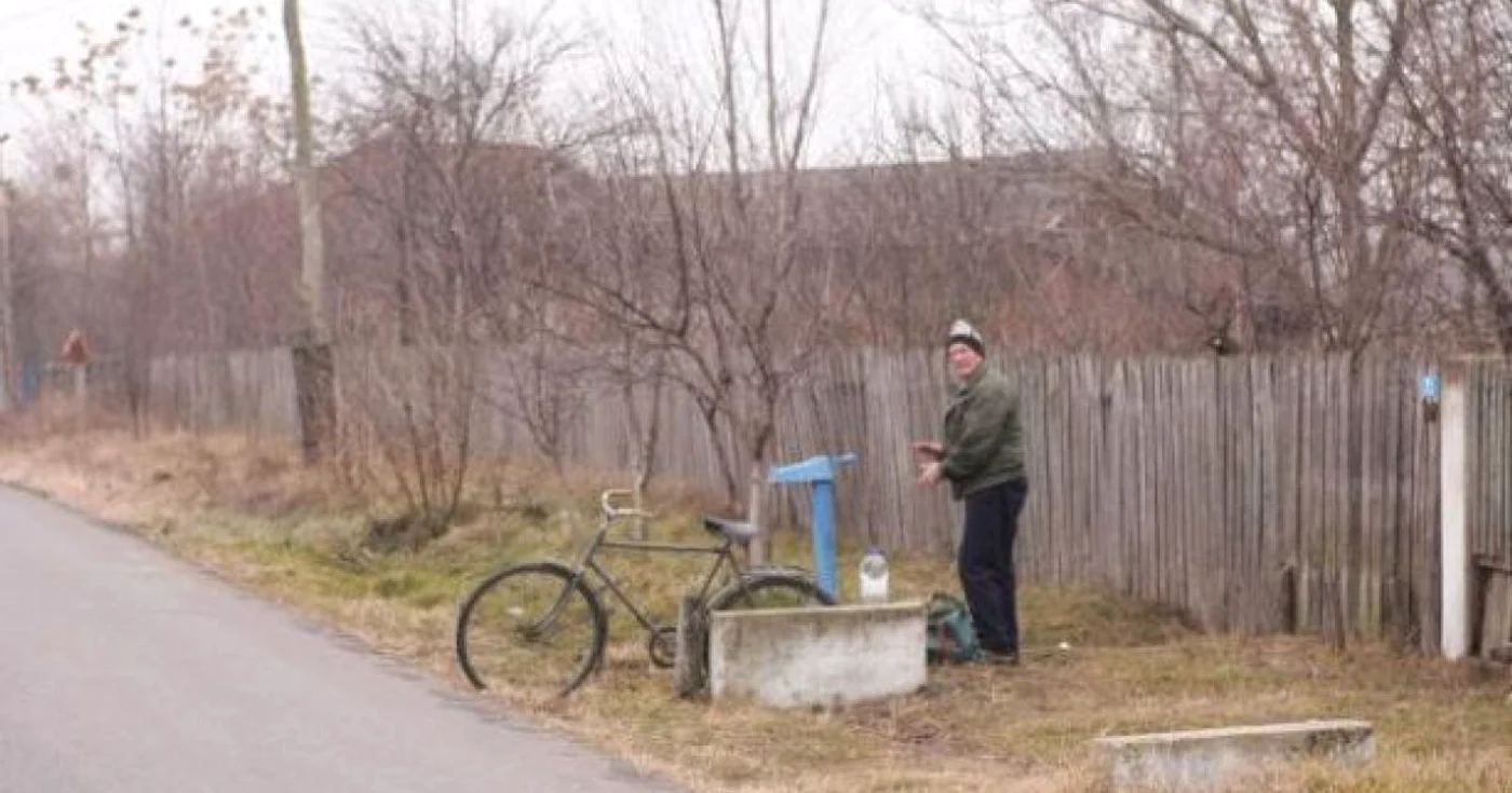Sătenii din Amărăştii de Sus se aprovizionează cu apă potabilă din localităţile apropiate. 