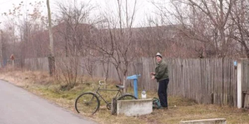 Sătenii din Amărăştii de Sus se aprovizionează cu apă potabilă din localităţile apropiate. 