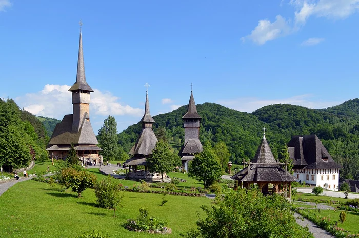 Un complex monastic din Maramures și biserică de lemn între dealuri împădurite