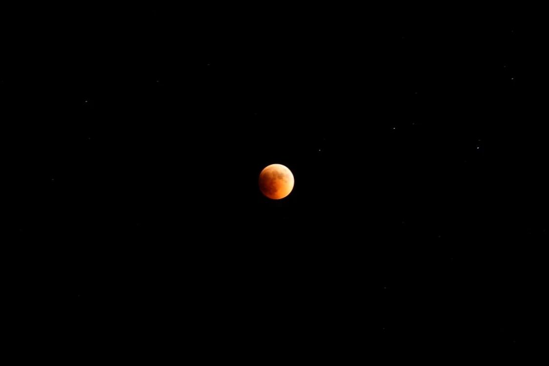 Malul mării, la lumina eclipsei de Lună. Fotografii: Mihai Ciobanu