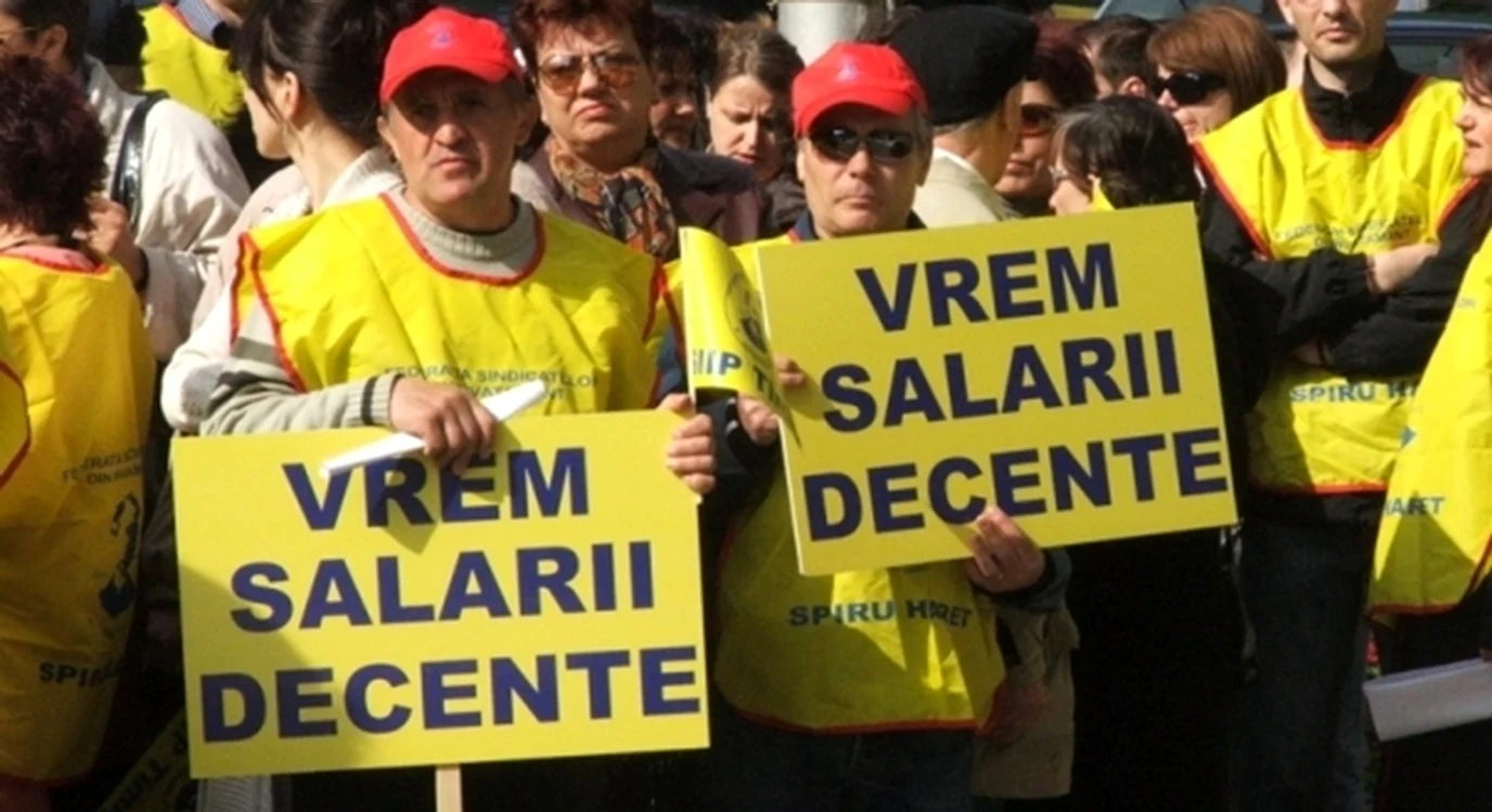 
    De la 1 noiembrie, salariul minim pe economie va creşte diferenţiat în funcţie de studii sau vechime: 2.080 lei salariul minim brut pe ţară şi 2.350 lei salariul minim pentru angajaţii cu studii superioare sau pentru angajaţii cu 15 ani vechimeFOTO: Click!  