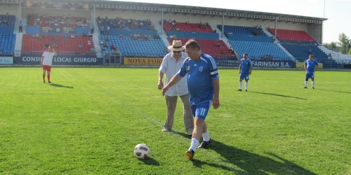 Donose (în albastru) şi Alecu Iorgulescu au dat lovitura de începere a meciului