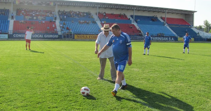 Donose (în albastru) şi Alecu Iorgulescu au dat lovitura de începere a meciului