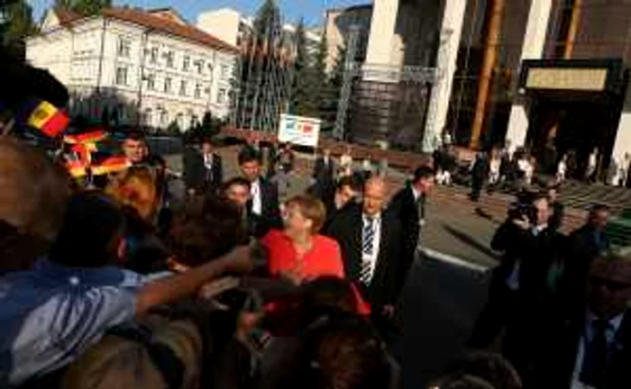 Cancelarul german Angela Merkel i-a salutat pe oamenii adunați în fața Parlamentului