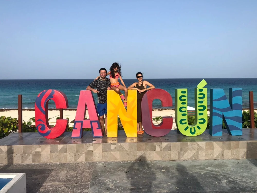Eugen Degeratu - românul stabilit în Cancun - Mexic, manager într-un hotel de cinci diamante, în imagine împreună cu familia Foto Adevărul - credit Eugen Degeratu