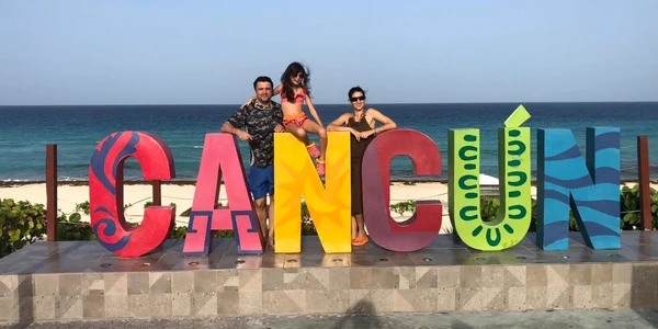 Eugen Degeratu - românul stabilit în Cancun - Mexic - manager într-un hotel de cinci diamante - în imagine împreună cu familia Foto Adevărul - credit Eugen Degeratu