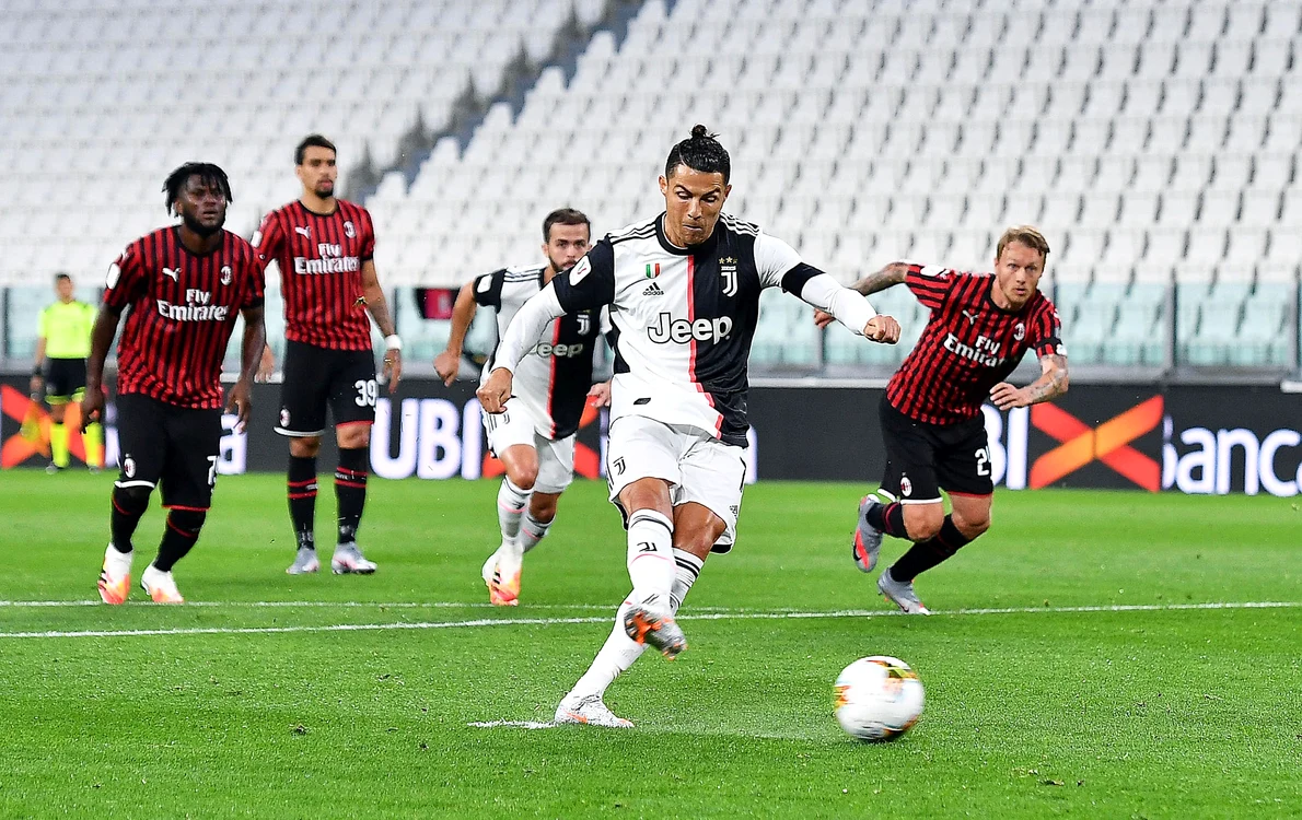 
    Balonul trimis de Cristiano Ronaldo, de la punctul cu var, a lovit stâlpul din dreapta portarului lui AC MilanFoto: EPA-EFE  