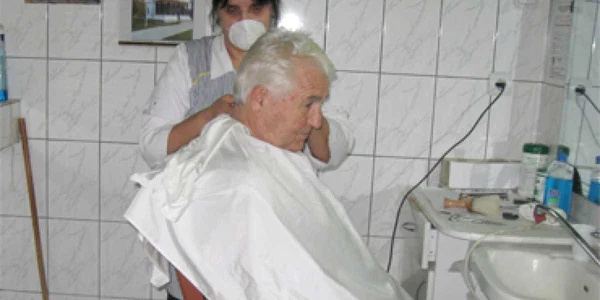 Ramnicu Valcea: Georgeta Popescu se protejează pe sine, dar şi clienţii, purtând o mască pe figură