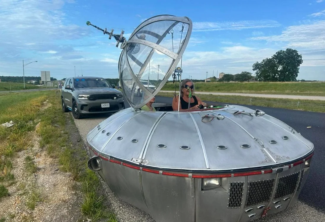 Mașină în formă de navă spațială, trasă pe dreapta pe o autostradă din Missouri